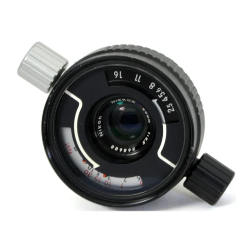 Vue de face de l'objectif Nikon Nikkor 35mm f/2.5 pour Nikonos montrant la lentille et les molettes de réglage