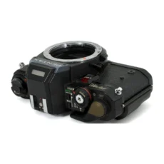 Vue de dessus du Pentax Program A détaillant les molettes de réglage et le déclencheur
