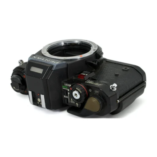 Vue de dessus du Pentax Program A détaillant les molettes de réglage et le déclencheur