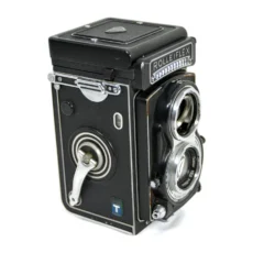 Profil de l'appareil photo Rolleiflex T montrant la manivelle d'armement