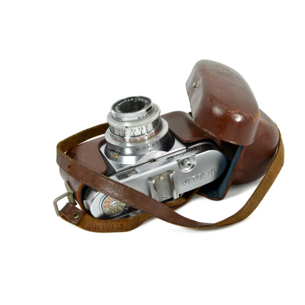 Appareil photo argentique Voigtländer Vito B dans son étui en cuir ouvert