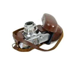 Appareil photo argentique Voigtländer Vito B dans son étui en cuir ouvert