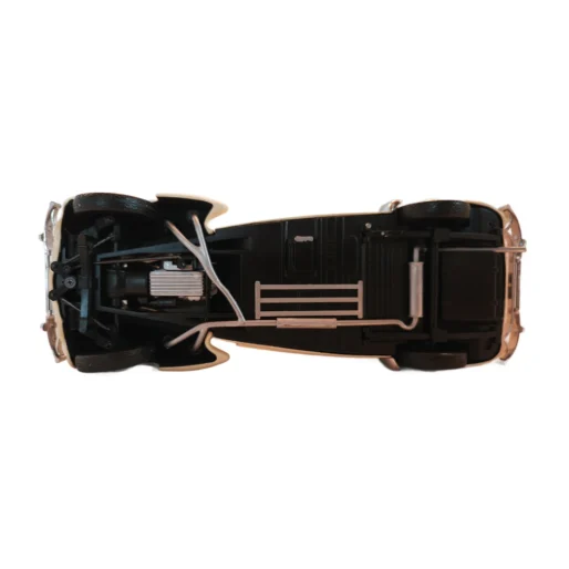 Vue du dessous du châssis de la voiture miniature