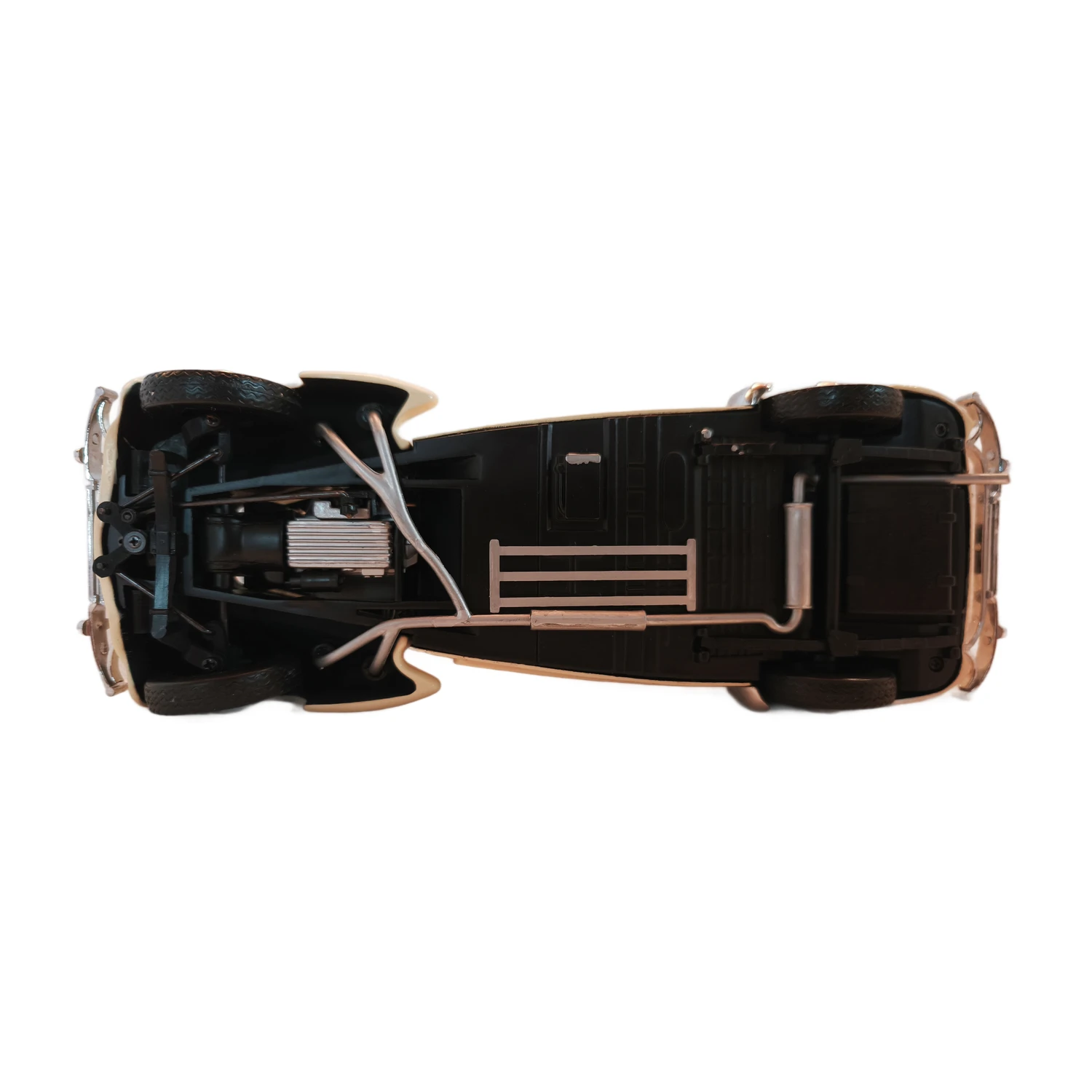 Vue du dessous du châssis de la voiture miniature