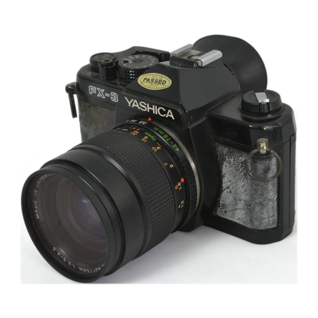 Appareil photo reflex argentique Yashica FX-3 de face avec objectif zoom 42-75mm