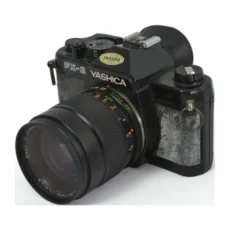 Appareil photo reflex argentique Yashica FX-3 de face avec objectif zoom 42-75mm