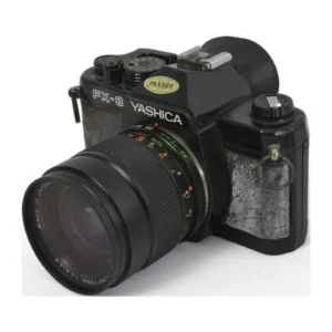 Appareil photo reflex argentique Yashica FX-3 de face avec objectif zoom 42-75mm