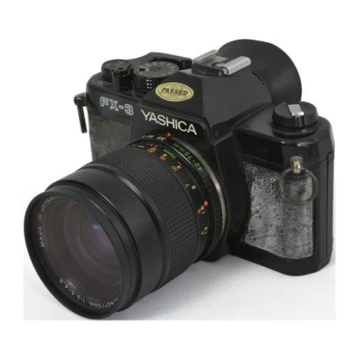 Appareil photo reflex argentique Yashica FX-3 de face avec objectif zoom 42-75mm