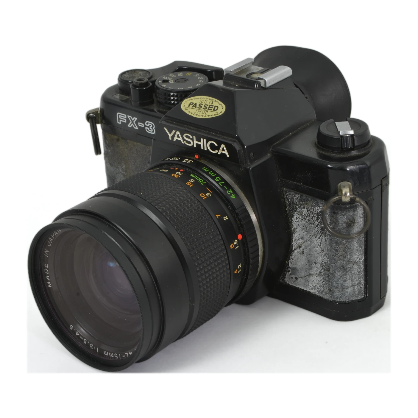 Appareil photo reflex argentique Yashica FX-3 de face avec objectif zoom 42-75mm
