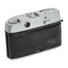 Vue de derrière de l'appareil photo argentique Agfa Super Silette-L avec son objectif Color-Solinar 50mm