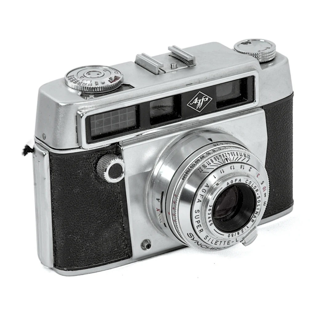 Vue de face de l'appareil photo argentique Agfa Super Silette-L avec son objectif Color-Solinar 50mm
