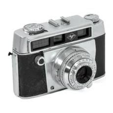 Vue de face de l'appareil photo argentique Agfa Super Silette-L avec son objectif Color-Solinar 50mm