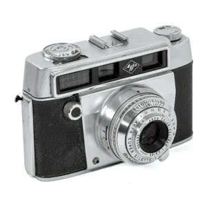 Vue de face de l'appareil photo argentique Agfa Super Silette-L avec son objectif Color-Solinar 50mm