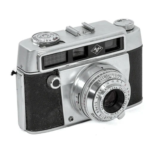 Vue de face de l'appareil photo argentique Agfa Super Silette-L avec son objectif Color-Solinar 50mm