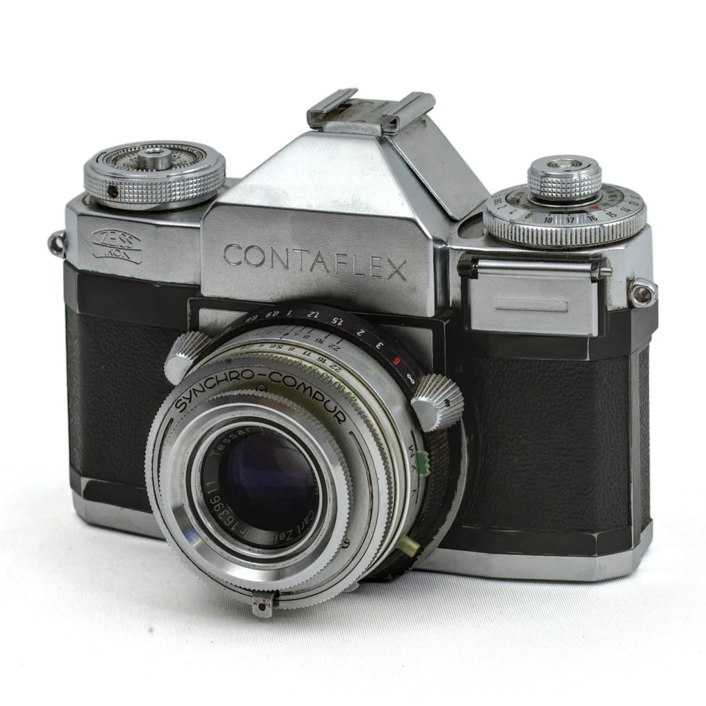 Vue de face de l'appareil photo ancien Zeiss Ikon Contaflex I avec son objectif Tessar