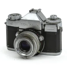 Vue de face de l'appareil photo ancien Zeiss Ikon Contaflex I avec son objectif Tessar