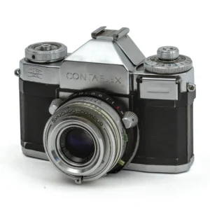 Vue de face de l'appareil photo ancien Zeiss Ikon Contaflex I avec son objectif Tessar