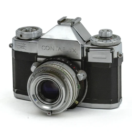 Vue de face de l'appareil photo ancien Zeiss Ikon Contaflex I avec son objectif Tessar