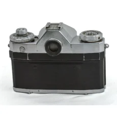 Vue arrière de l'appareil photo Zeiss Ikon Contaflex I montrant le viseur et le dos