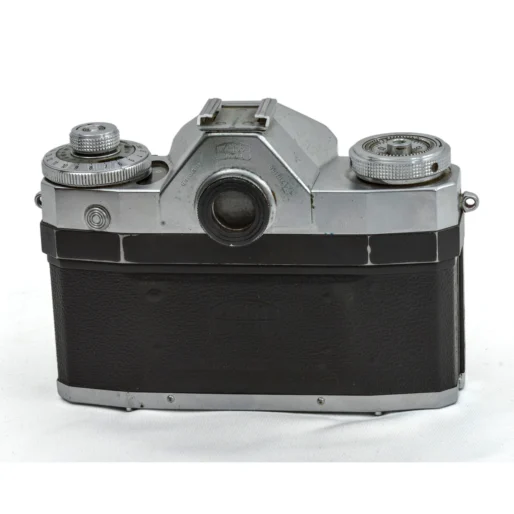 Vue arrière de l'appareil photo Zeiss Ikon Contaflex I montrant le viseur et le dos