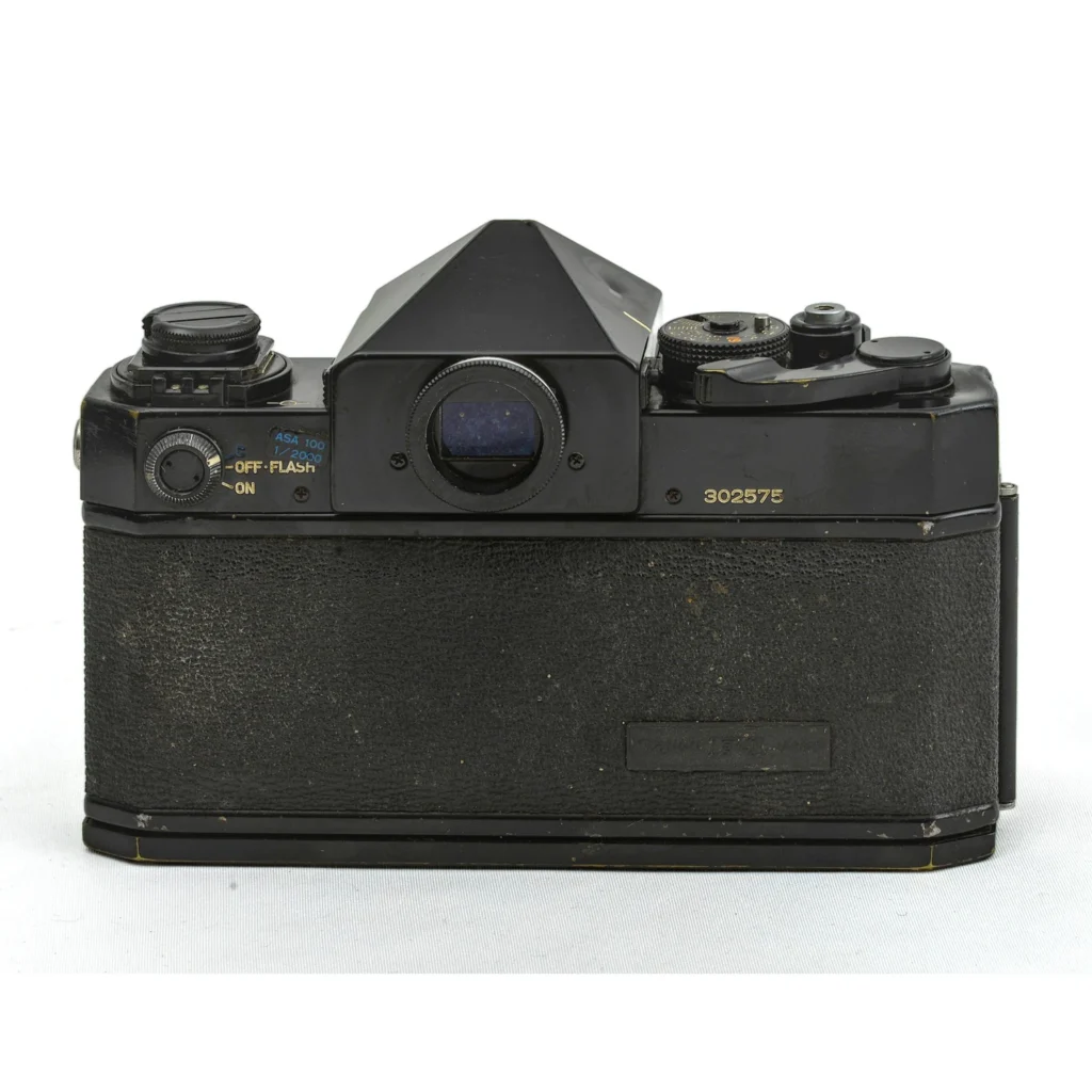 Dos de l'appareil photo Canon F-1 montrant le viseur et l'usure de la peinture noire