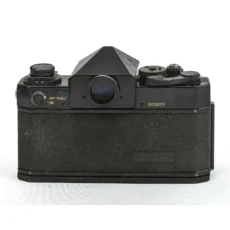 Dos de l'appareil photo Canon F-1 montrant le viseur et l'usure de la peinture noire