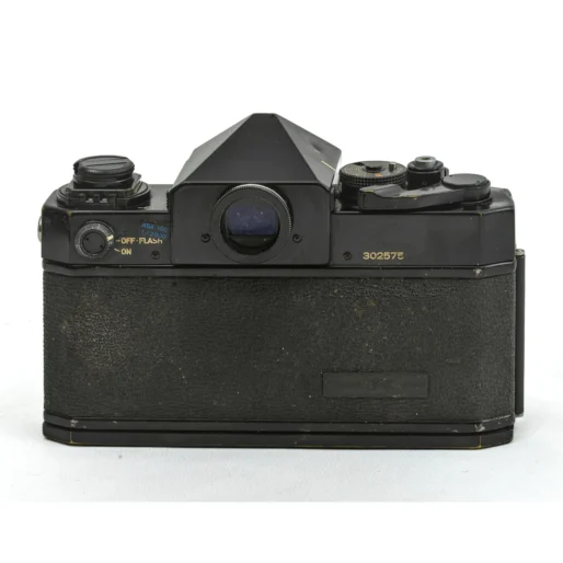 Dos de l'appareil photo Canon F-1 montrant le viseur et l'usure de la peinture noire