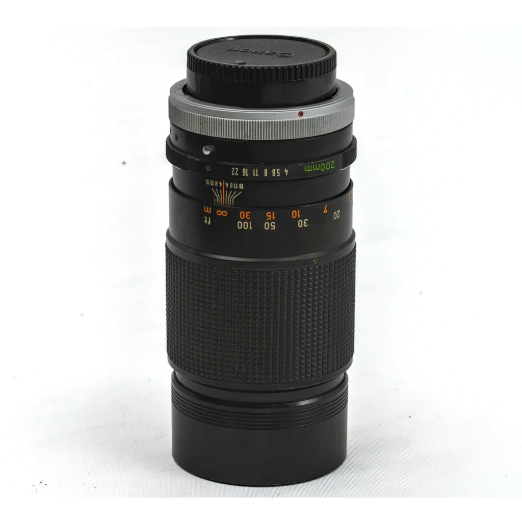 Objectif Canon FD 200mm f/4 S.S.C. vue de profil montrant les bagues de réglage et la monture