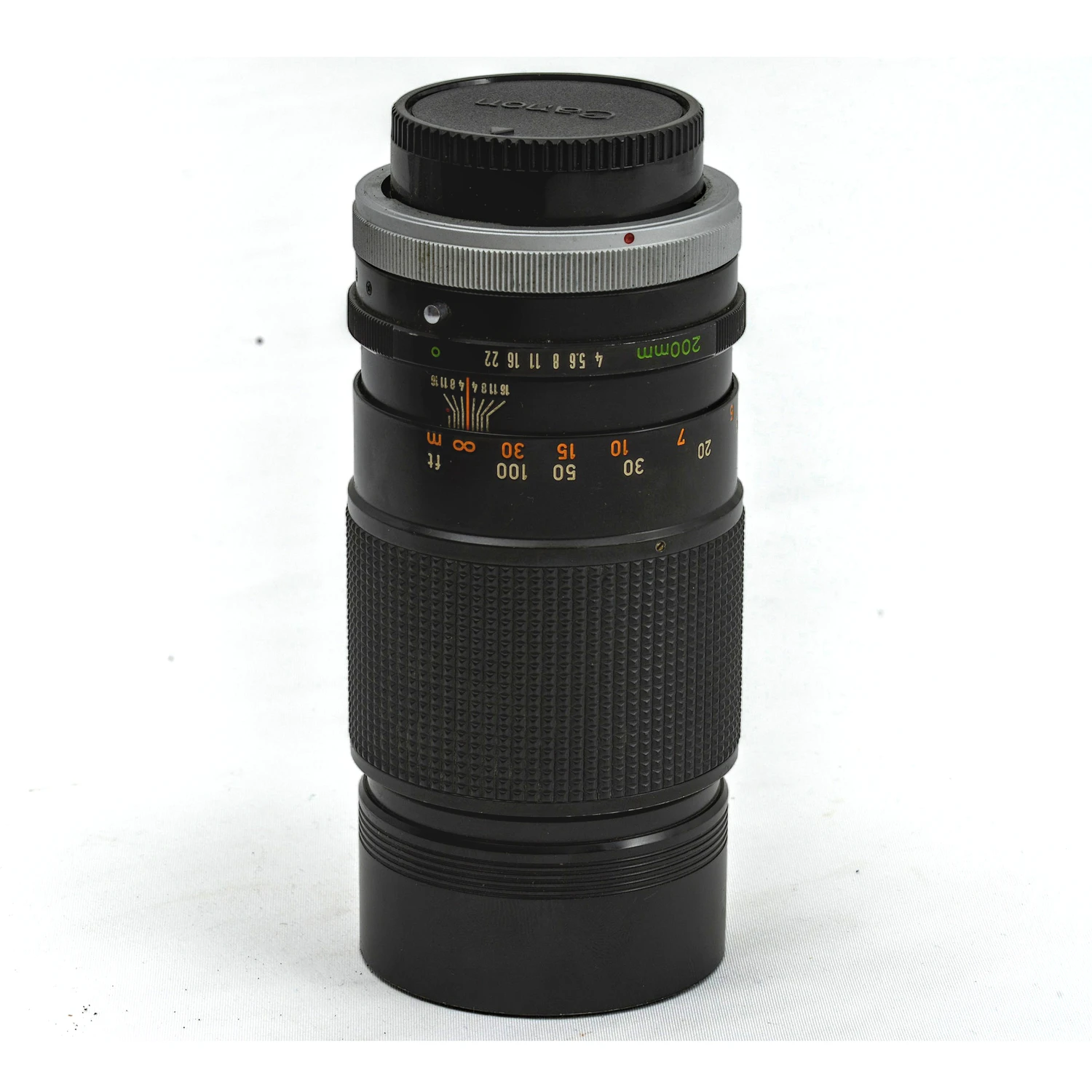 Objectif Canon FD 200mm f/4 S.S.C. vue de profil montrant les bagues de réglage et la monture