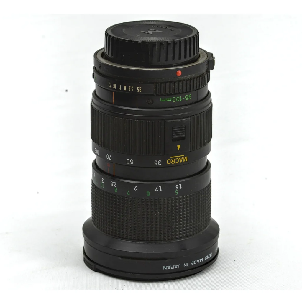 Objectif photo Canon FD 35-105mm f/3.5 posé à la verticale montrant les bagues de réglage