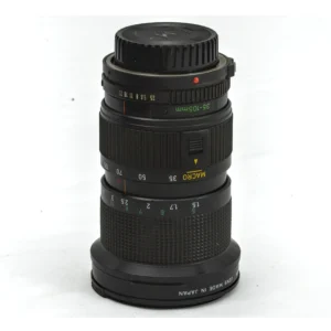Objectif photo Canon FD 35-105mm f/3.5 posé à la verticale montrant les bagues de réglage