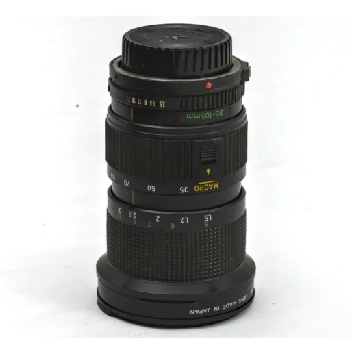 Objectif photo Canon FD 35-105mm f/3.5 posé à la verticale montrant les bagues de réglage