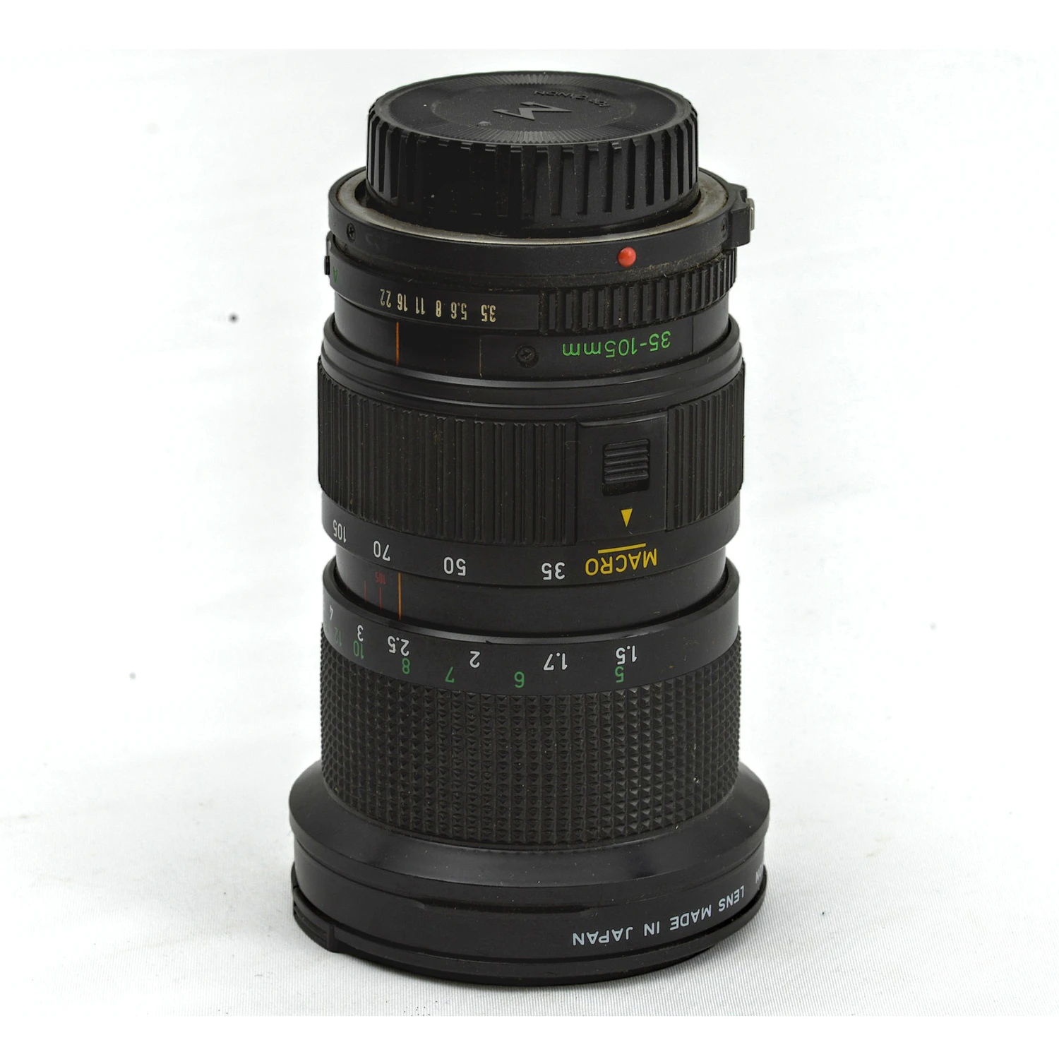 Objectif photo Canon FD 35-105mm f/3.5 posé à la verticale montrant les bagues de réglage