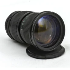 Lentille frontale de l'objectif Canon FD 35-105mm f/3.5 avec ses inscriptions