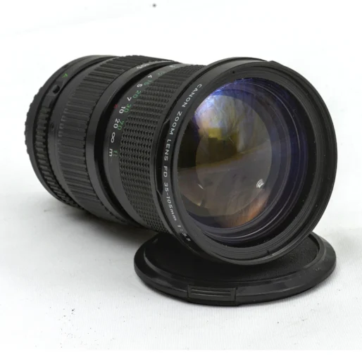 Lentille frontale de l'objectif Canon FD 35-105mm f/3.5 avec ses inscriptions