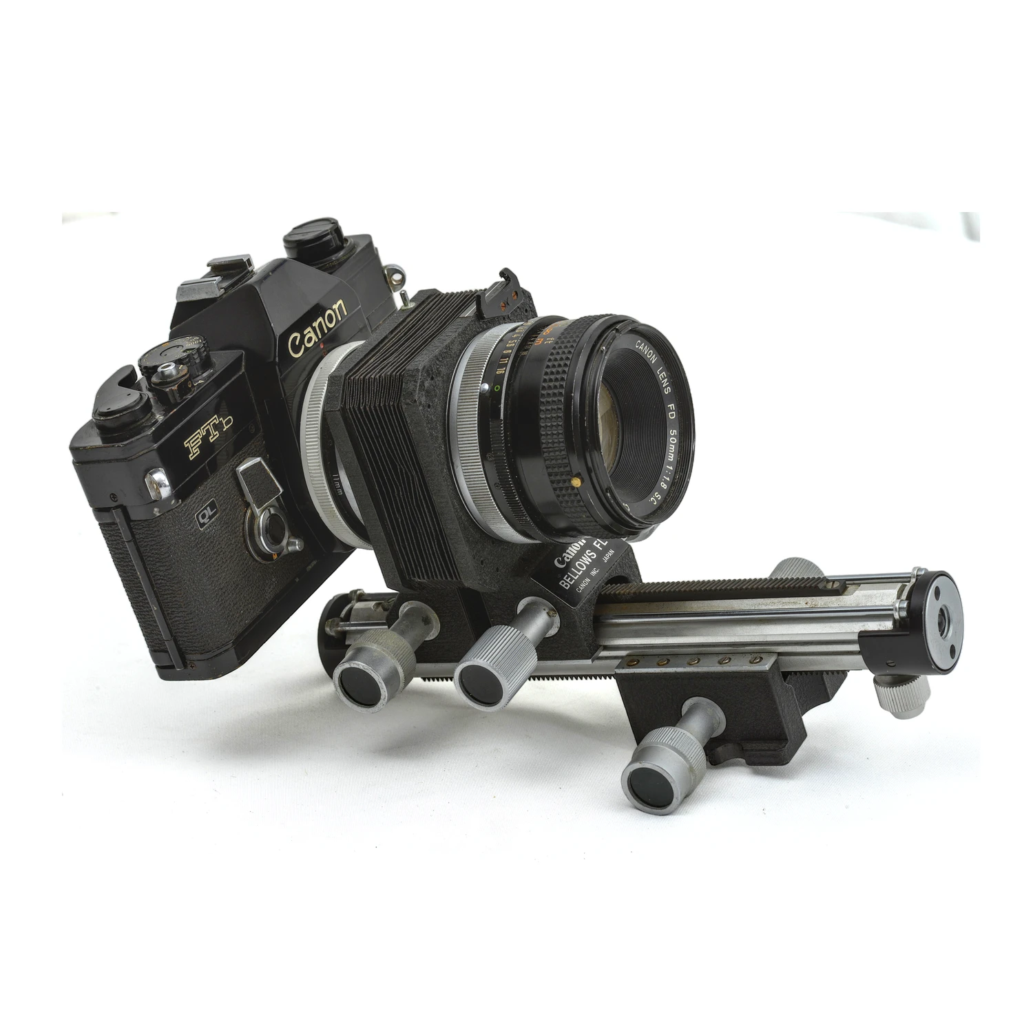 Appareil photo reflex argentique Canon FTb noir avec soufflet macro Bellows FL et objectif 50mm f/1.8