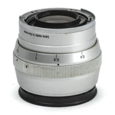 Vue de profil de l'objectif Carl Zeiss Sonnar 85mm f/2 argenté pour Contarex montrant la bague de mise au point