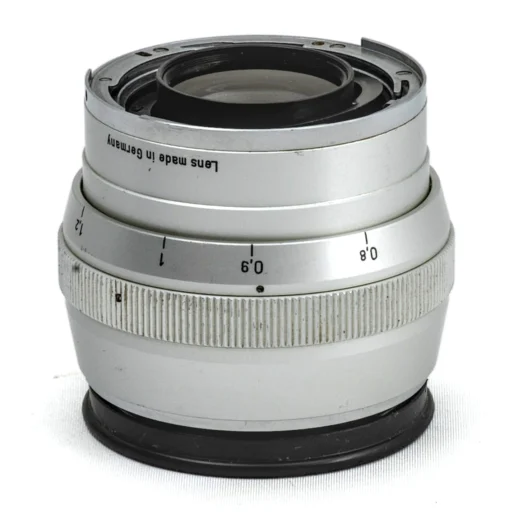 Vue de profil de l'objectif Carl Zeiss Sonnar 85mm f/2 argenté pour Contarex montrant la bague de mise au point