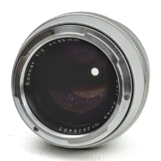 Lentille frontale de l'objectif Carl Zeiss Sonnar 85mm f/2 montrant les inscriptions et le numéro de série
