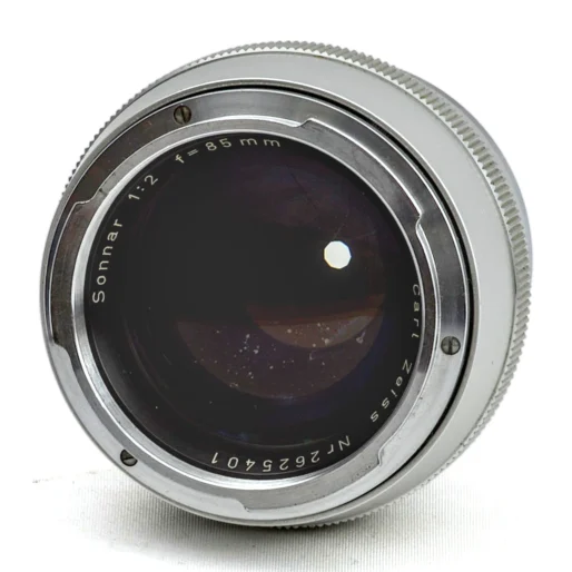 Lentille frontale de l'objectif Carl Zeiss Sonnar 85mm f/2 montrant les inscriptions et le numéro de série