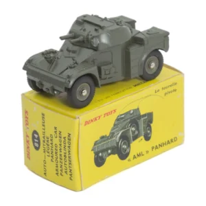 Miniature Dinky Toys 814 AML Panhard posée sur sa boîte d'origine jaune