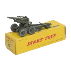 Miniature militaire Dinky Toys 819 Obusier de 155 A.B.S. posée sur sa boîte jaune d'origine
