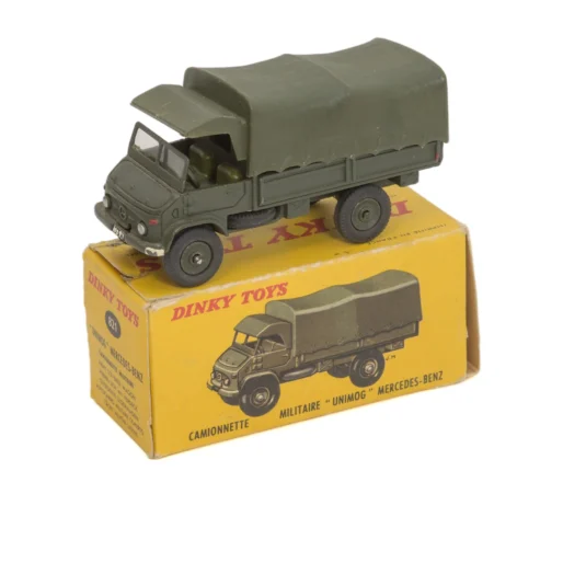 Camion miniature Dinky Toys 821 Mercedes Unimog militaire posé sur sa boîte jaune d'origine
