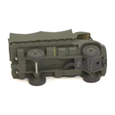 Dessous du châssis en métal du Dinky Toys 821 Mercedes-Benz Unimog Meccano France