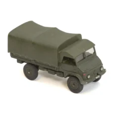 Vue de trois quarts avant du camion militaire Dinky Toys 821 montrant les détails du pare-chocs