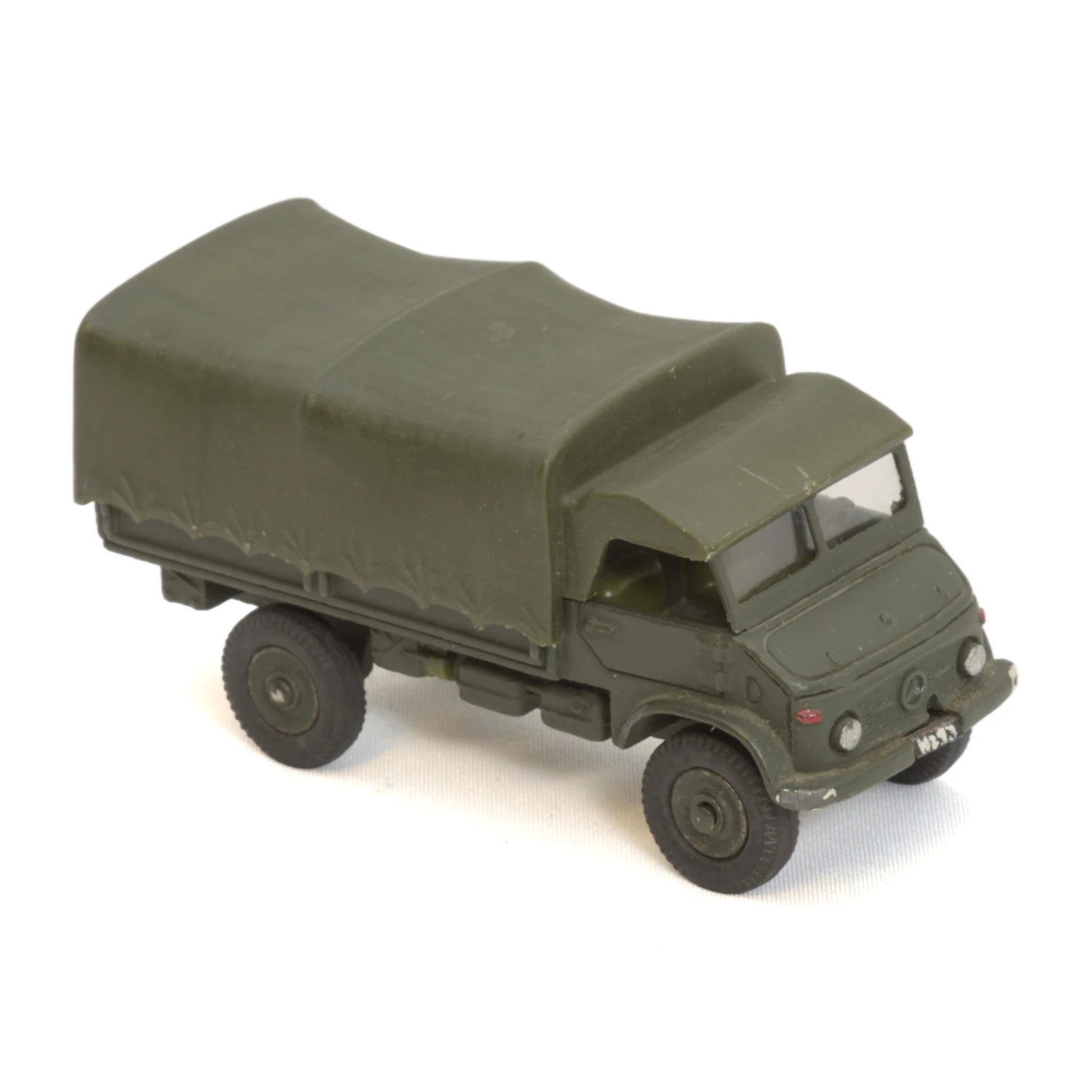 Vue de trois quarts avant du camion militaire Dinky Toys 821 montrant les détails du pare-chocs
