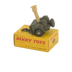 Miniature Dinky Toys 823 Cuisine Roulante militaire posée sur sa boîte d'origine en carton jaune