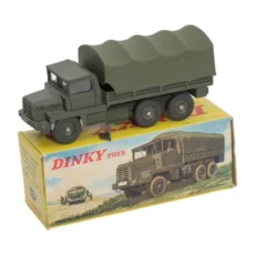 Camion militaire miniature Dinky Toys 824 Berliet Gazelle posé sur sa boîte d'origine illustrée