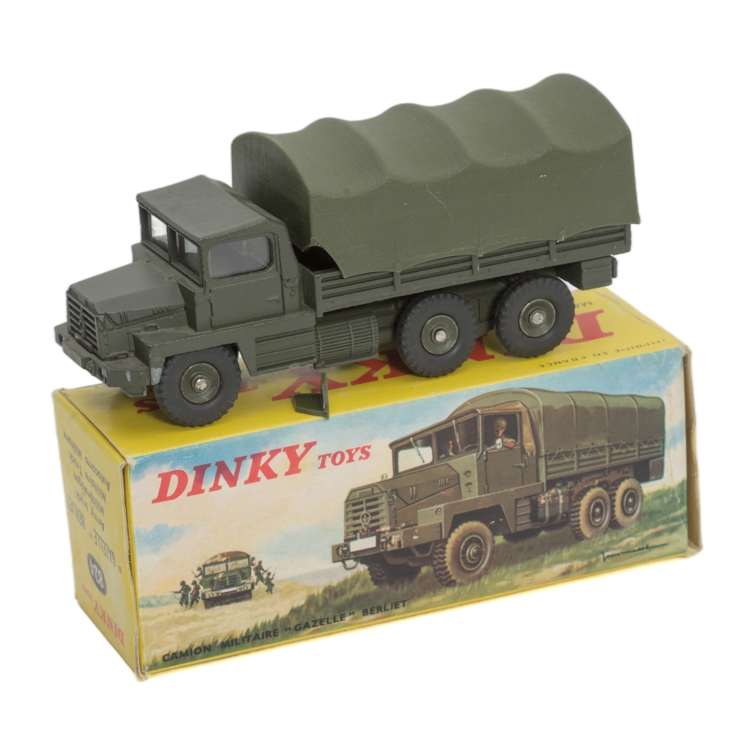 Camion militaire miniature Dinky Toys 824 Berliet Gazelle posé sur sa boîte d