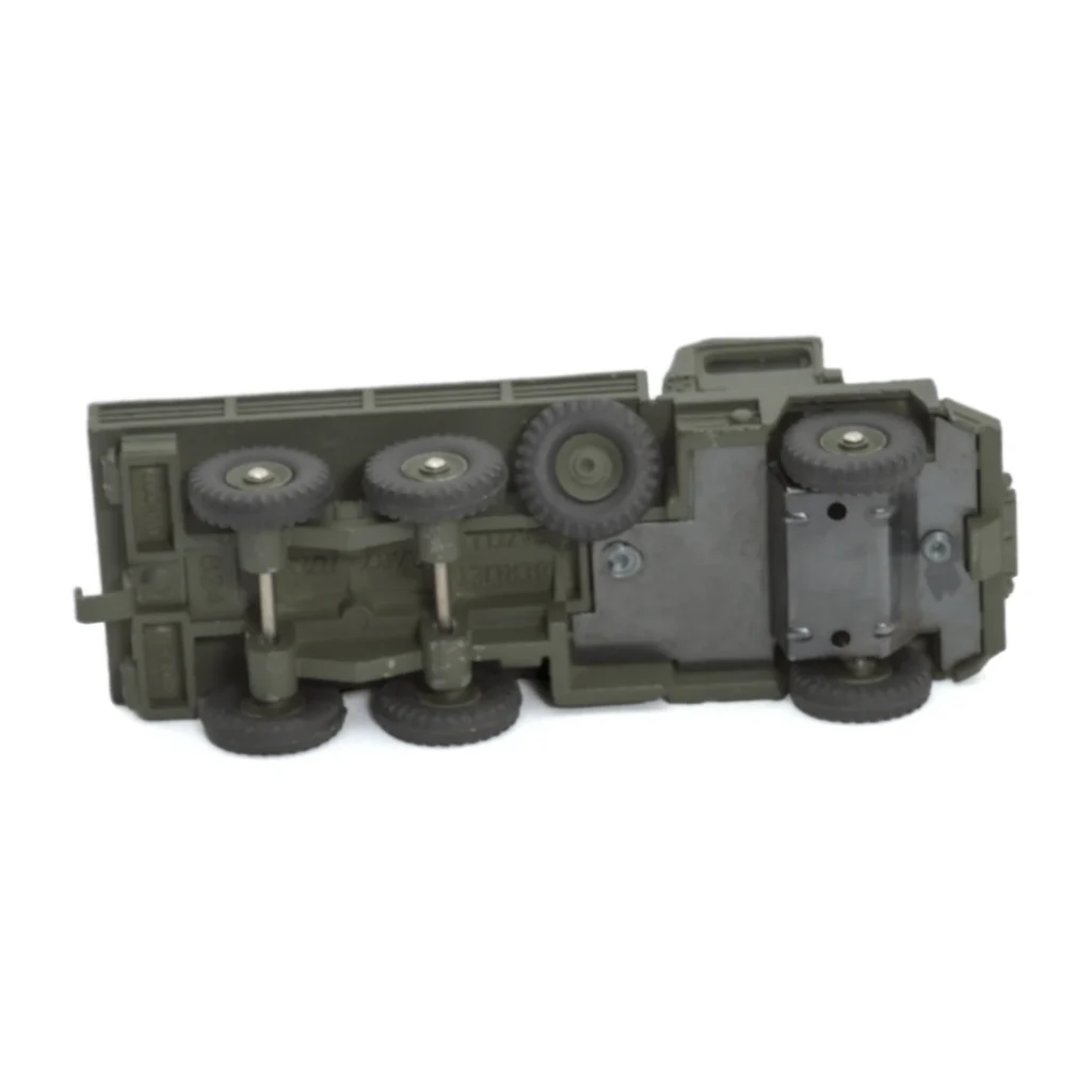 Vue de dessous du châssis du camion Dinky Toys 824 Berliet Gazelle montrant les 6 roues et les inscriptions
